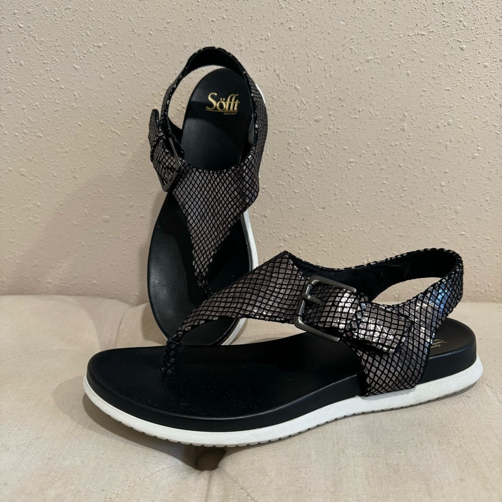 Sofft Genuine Leather Metallic Sandal  Buckle Accent Size 8m
